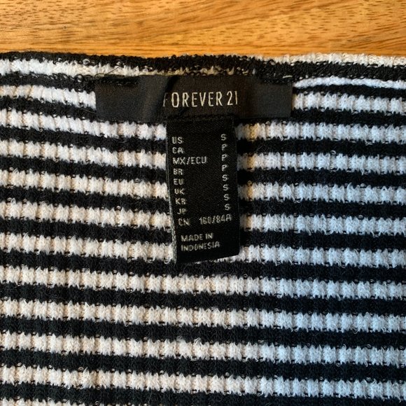 Two Forever 21 Crop Tops - Picture 5 of 5